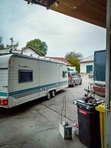 mit wohnwagen schutzdach fahren