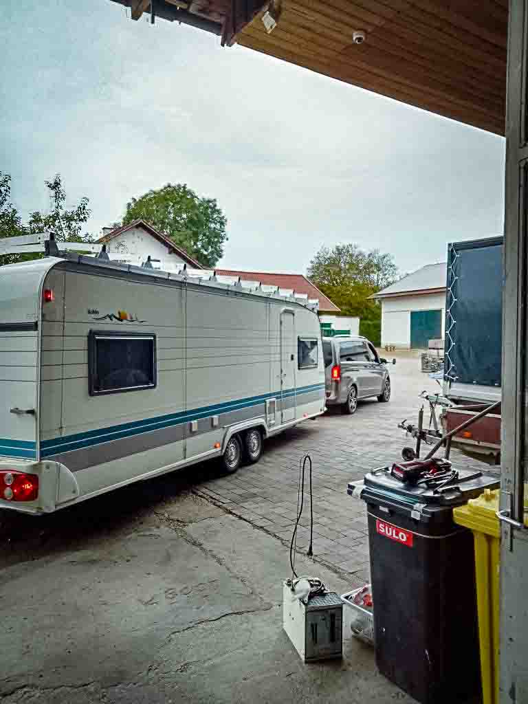 mit wohnwagen schutzdach fahren