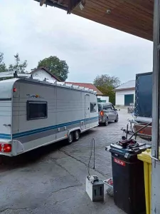 schutzdach bleibt am wohnwagen