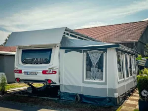 schutzdach und vorzelt mit wohnwagen