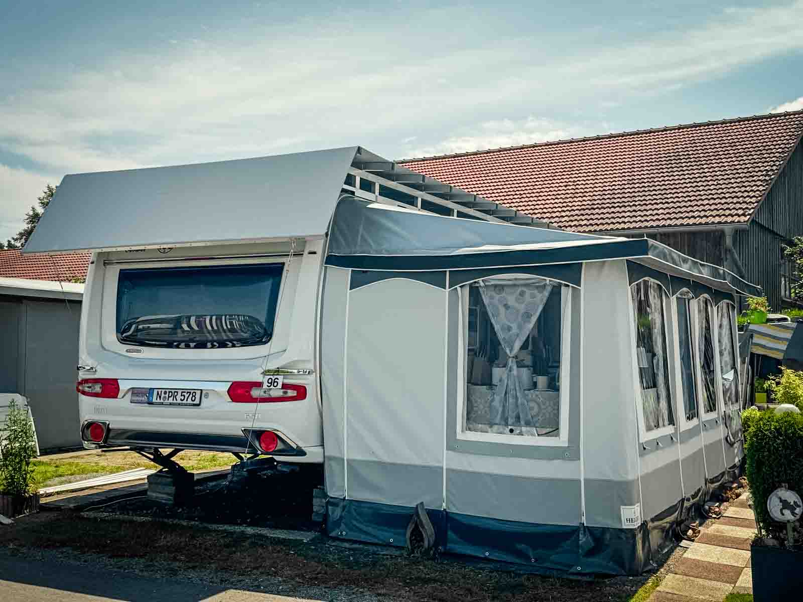schutzdach und vorzelt mit wohnwagen